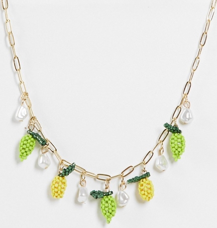 ASOS DESIGN – Naszyjnik w kolorze złotym, z zawieszkami w kształcie owoców z koralików i sztucznymi perłami