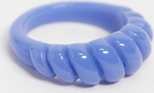 ASOS DESIGN – Niebieski skręcony pierścionek z plastiku