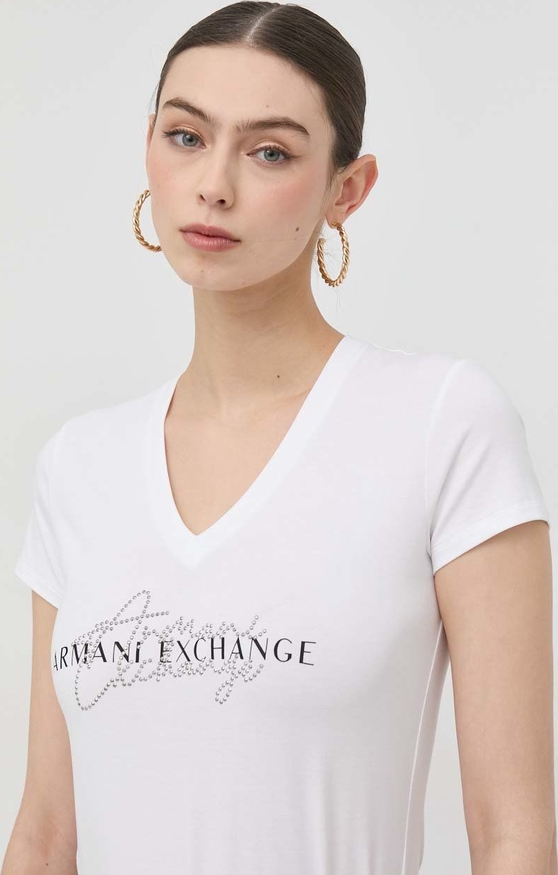Bluzka Armani Exchange w młodzieżowym stylu