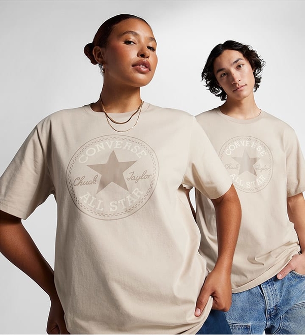Bluzka Converse z okrągłym dekoltem w młodzieżowym stylu