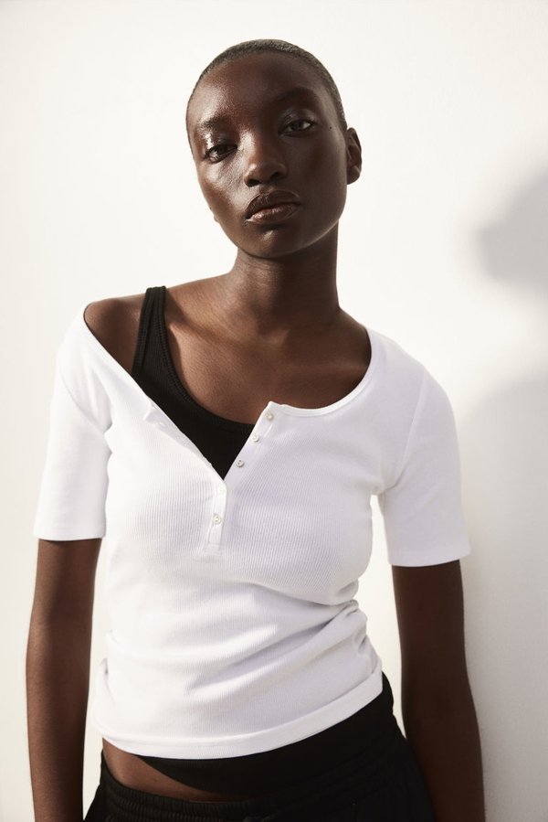 Bluzka H & M z dekoltem w kształcie litery v z krótkim rękawem w stylu casual