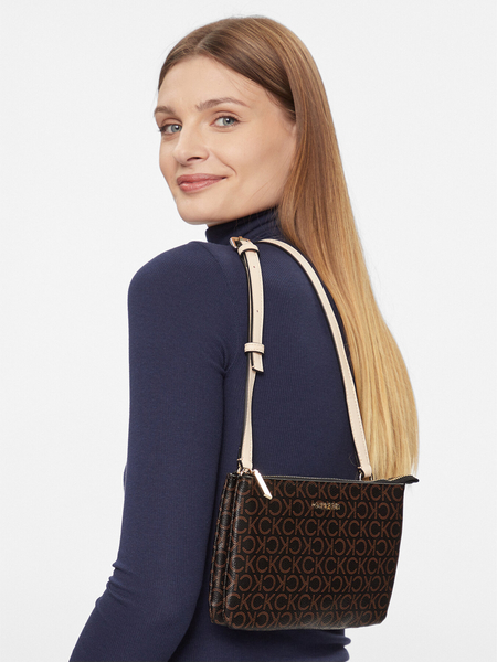 Brązowa torebka Calvin Klein średnia na ramię z nadrukiem