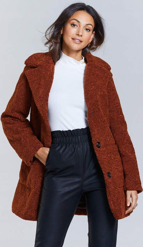 Brązowy płaszcz Michelle Keegan w stylu casual