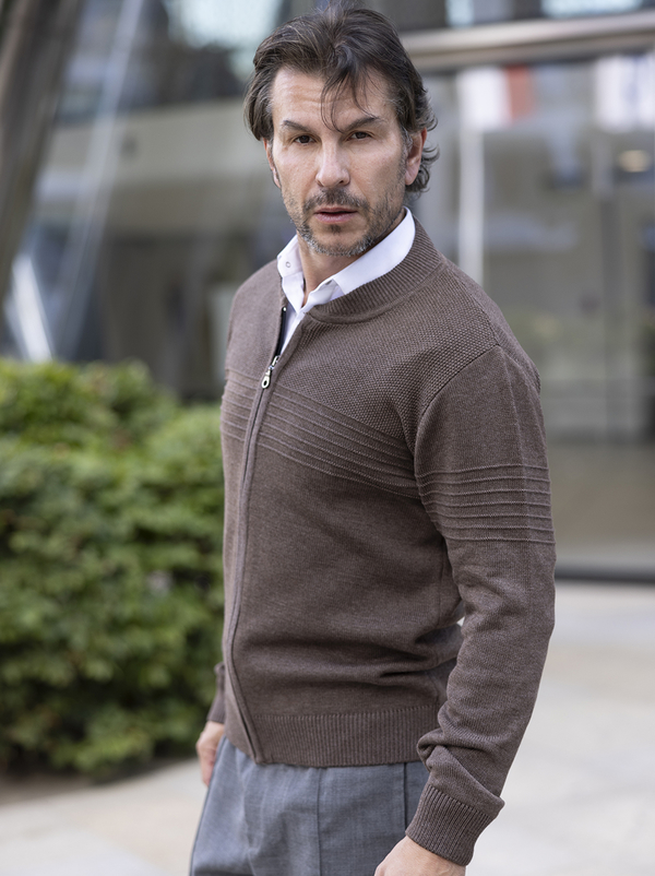 Brązowy sweter M. Lasota