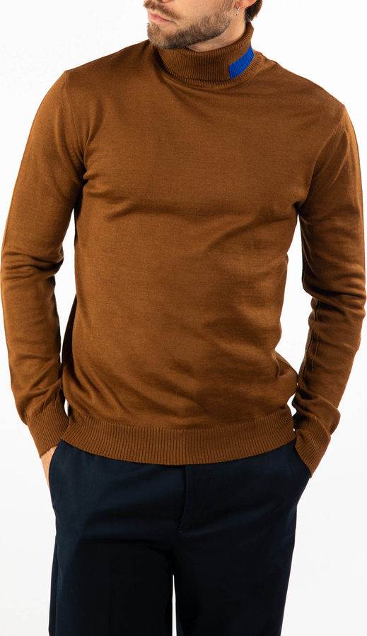 Brązowy sweter ubierzsie.com z golfem w stylu casual