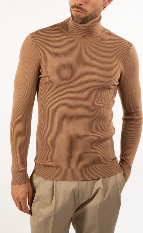 Brązowy sweter ubierzsie.com z golfem w stylu casual z kaszmiru