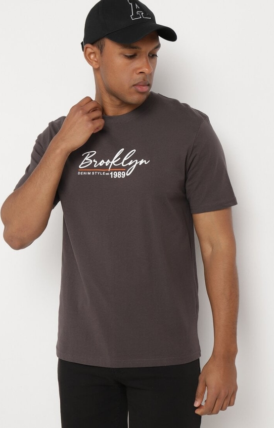 Brązowy t-shirt born2be w młodzieżowym stylu z krótkim rękawem z nadrukiem