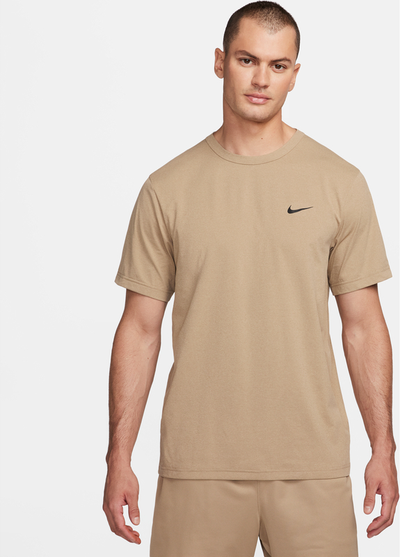 Brązowy t-shirt Nike z krótkim rękawem w sportowym stylu