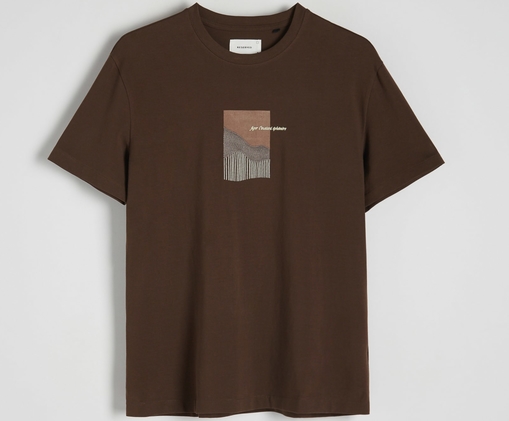 Brązowy t-shirt Reserved w młodzieżowym stylu z krótkim rękawem z nadrukiem
