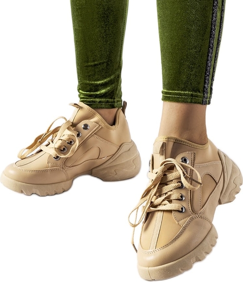 Buty sportowe ButyModne z płaską podeszwą w sportowym stylu