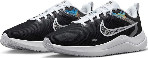 Buty sportowe Nike z płaską podeszwą w sportowym stylu z tkaniny