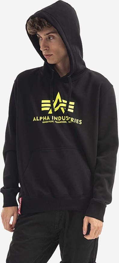 Czarna bluza Alpha Industries z nadrukiem w młodzieżowym stylu