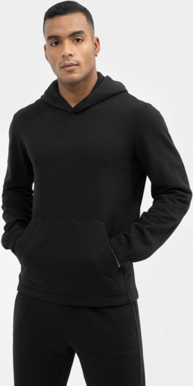 Czarna bluza Calvin Klein z dresówki w młodzieżowym stylu