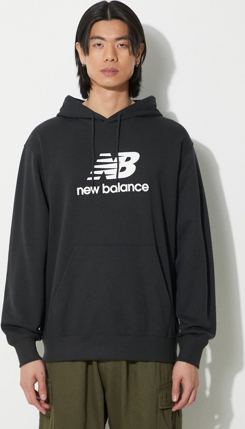 Czarna bluza New Balance w młodzieżowym stylu z nadrukiem