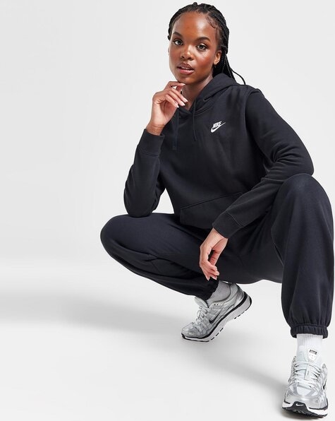 Czarna bluza Nike z kapturem w sportowym stylu
