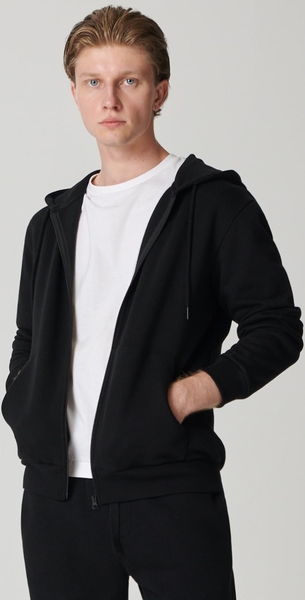Czarna bluza Sinsay w młodzieżowym stylu