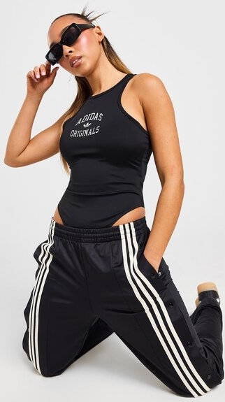 Czarna bluzka Adidas w sportowym stylu na ramiączkach