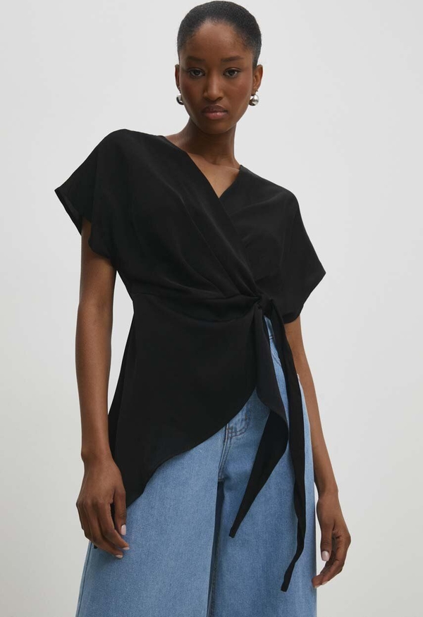 Czarna bluzka Answear Lab w stylu casual z dekoltem w kształcie litery v