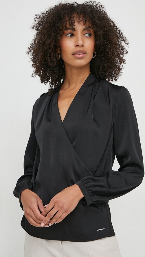 Czarna bluzka Calvin Klein z dekoltem w kształcie litery v