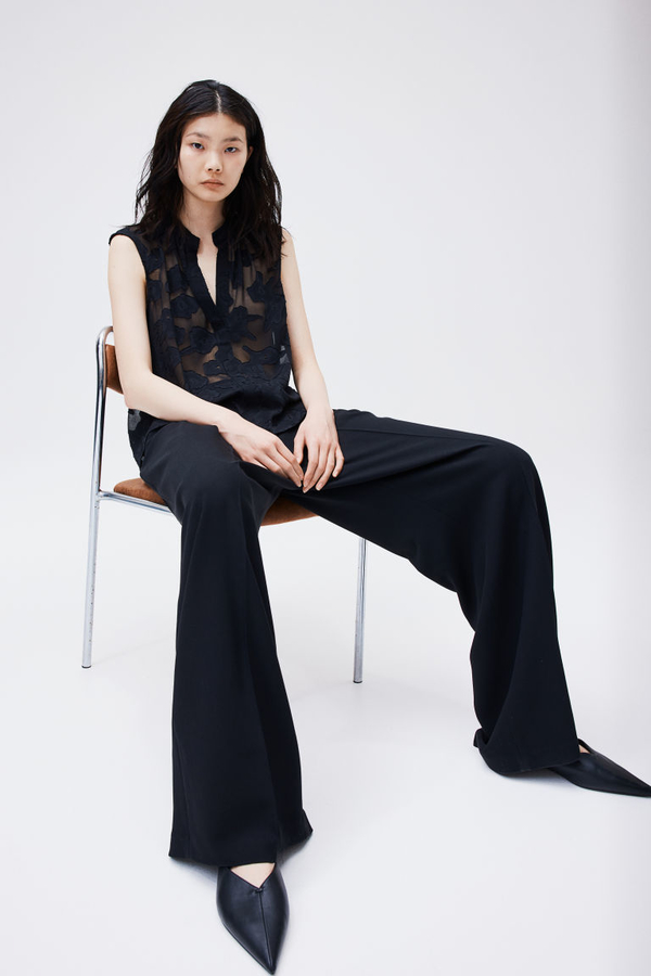 Czarna bluzka H & M bez rękawów z dekoltem w kształcie litery v z tkaniny