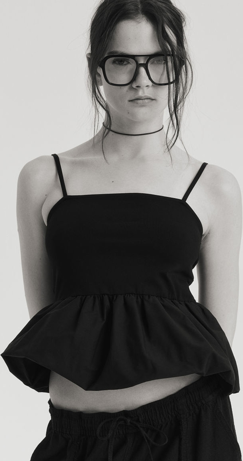 Czarna bluzka H & M na ramiączkach z okrągłym dekoltem
