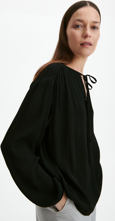 Czarna bluzka Reserved w stylu casual z okrągłym dekoltem z długim rękawem