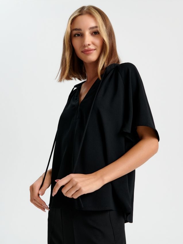 Czarna bluzka Sinsay w stylu casual z dekoltem w kształcie litery v