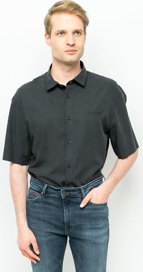 Czarna koszula Armani Exchange z klasycznym kołnierzykiem z krótkim rękawem