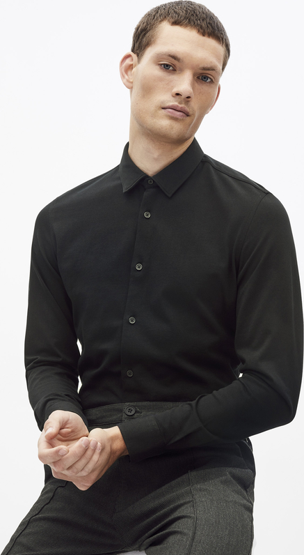 Czarna koszula CELIO z klasycznym kołnierzykiem w stylu casual z długim rękawem