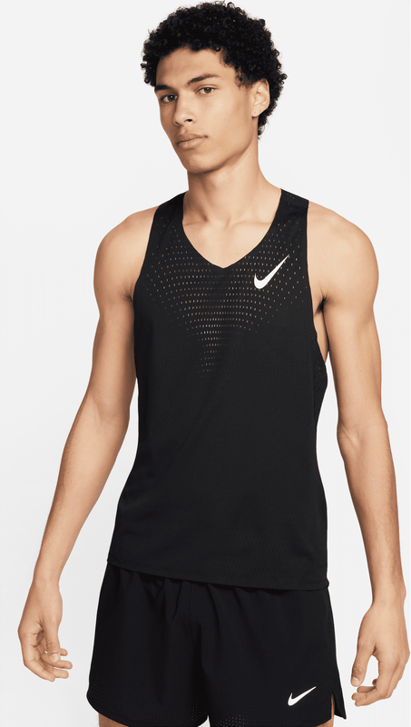 Czarna koszulka Nike w sportowym stylu