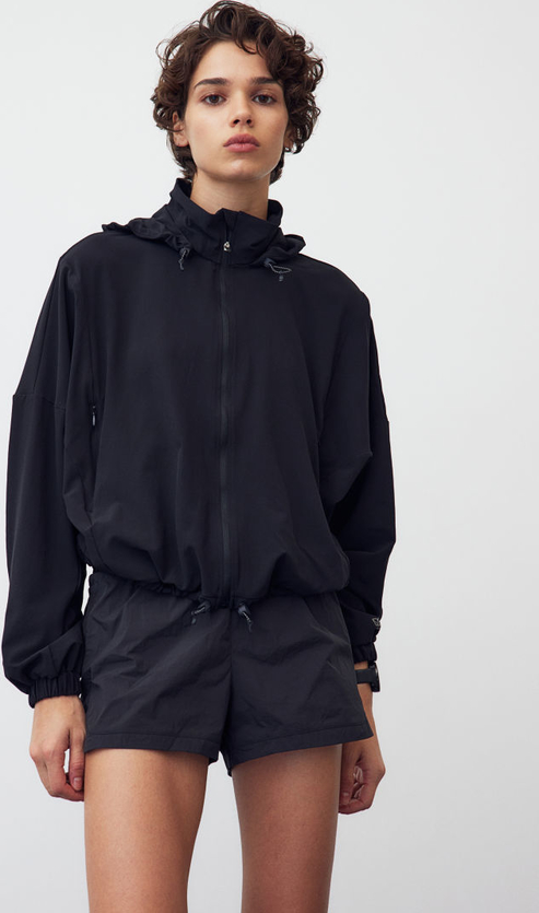 Czarna kurtka H & M wiatrówki z kapturem