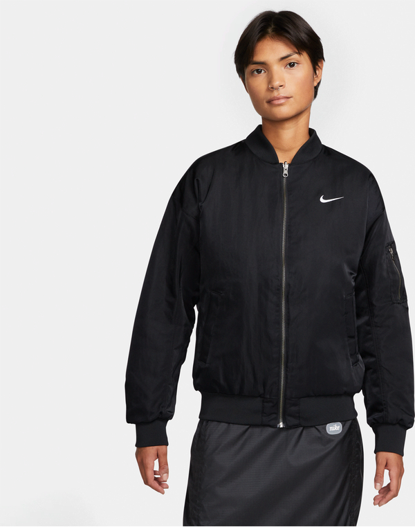Czarna kurtka Nike krótka bez kaptura w sportowym stylu