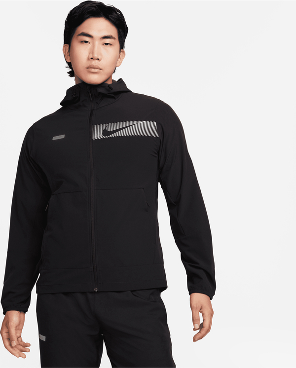 Czarna kurtka Nike w młodzieżowym stylu
