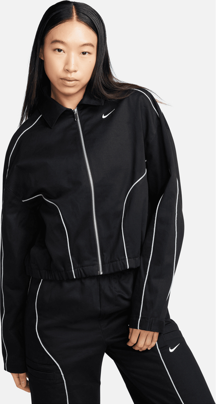 Czarna kurtka Nike w sportowym stylu krótka z tkaniny