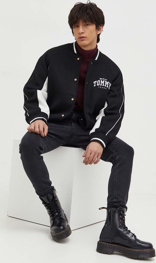 Czarna kurtka Tommy Jeans krótka w młodzieżowym stylu