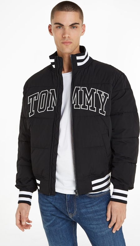 Czarna kurtka Tommy Jeans w młodzieżowym stylu krótka