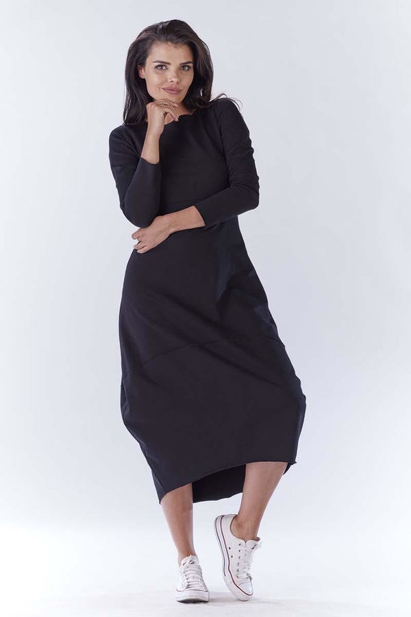 Czarna sukienka Awama midi z długim rękawem
