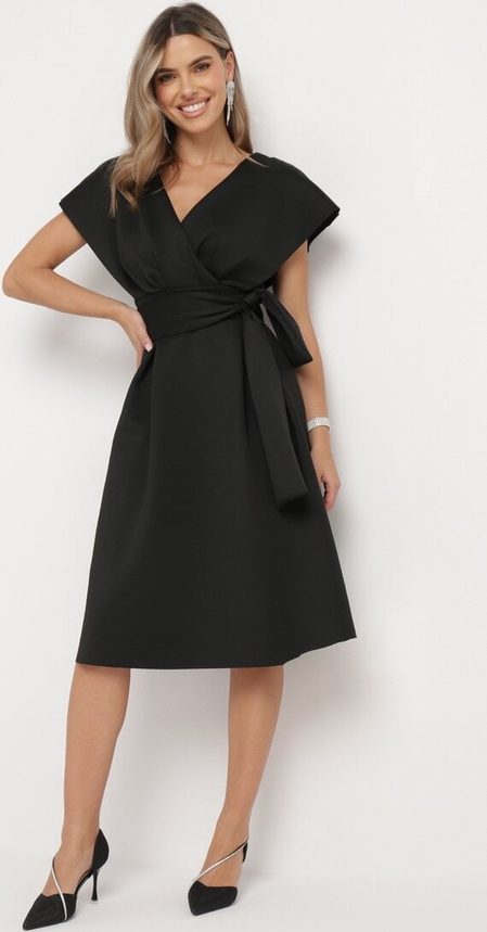 Czarna sukienka born2be midi z dekoltem w kształcie litery v