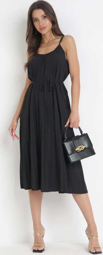 Czarna sukienka born2be midi z tkaniny z dekoltem w kształcie litery v