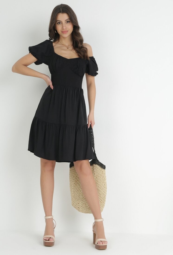 Czarna sukienka born2be mini z krótkim rękawem z dekoltem w kształcie litery v