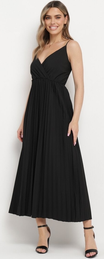 Czarna sukienka born2be na ramiączkach z dekoltem w kształcie litery v