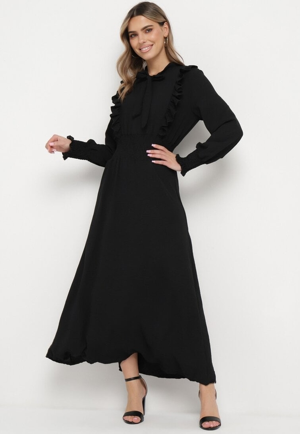 Czarna sukienka born2be rozkloszowana w stylu casual z dekoltem w kształcie litery v