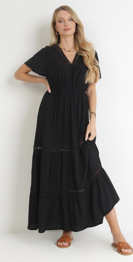 Czarna sukienka born2be rozkloszowana z dekoltem w kształcie litery v z krótkim rękawem