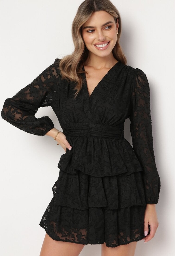 Czarna sukienka born2be w stylu casual mini z dekoltem w kształcie litery v