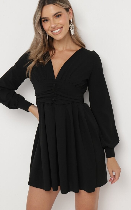 Czarna sukienka born2be w stylu casual rozkloszowana z dekoltem w kształcie litery v