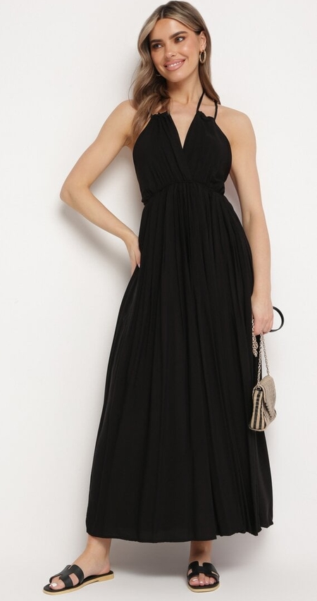 Czarna sukienka born2be z dekoltem w kształcie litery v