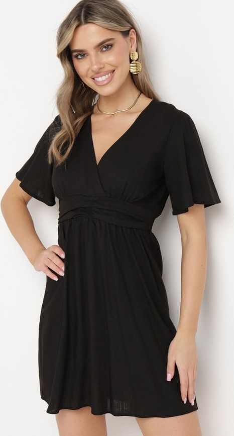 Czarna sukienka born2be z dekoltem w kształcie litery v mini w stylu casual