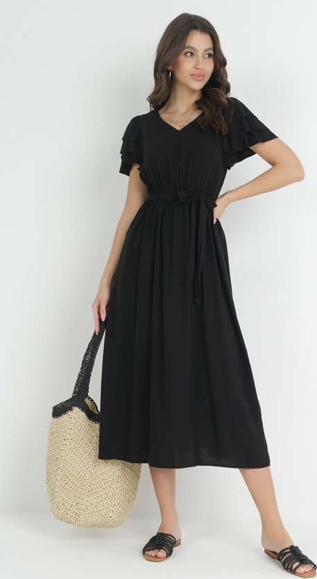Czarna sukienka born2be z dekoltem w kształcie litery v z krótkim rękawem