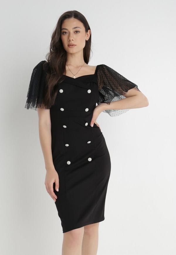 Czarna sukienka born2be z dekoltem w kształcie litery v z krótkim rękawem dopasowana