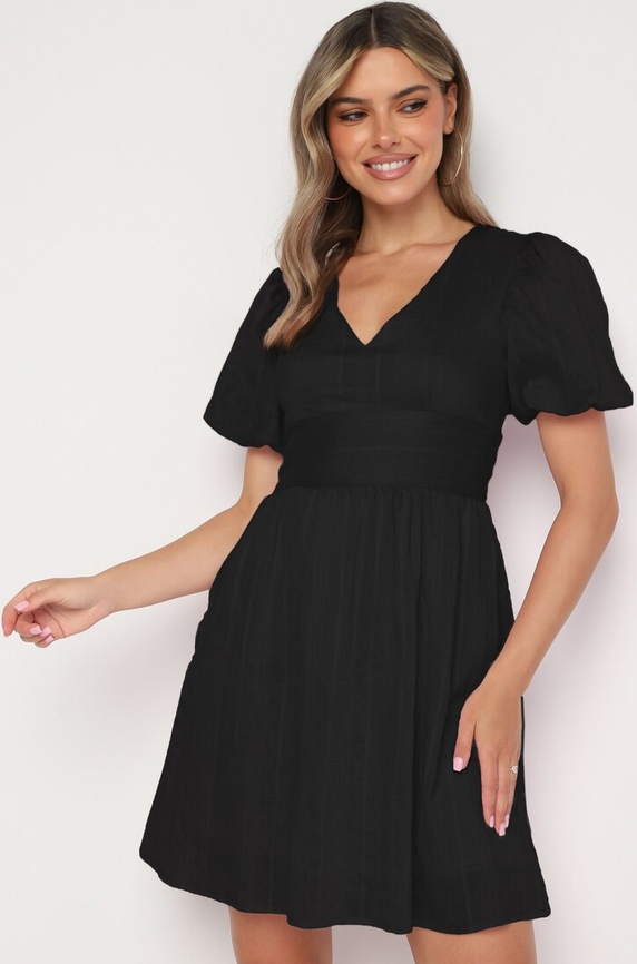 Czarna sukienka born2be z krótkim rękawem z dekoltem w kształcie litery v w stylu casual